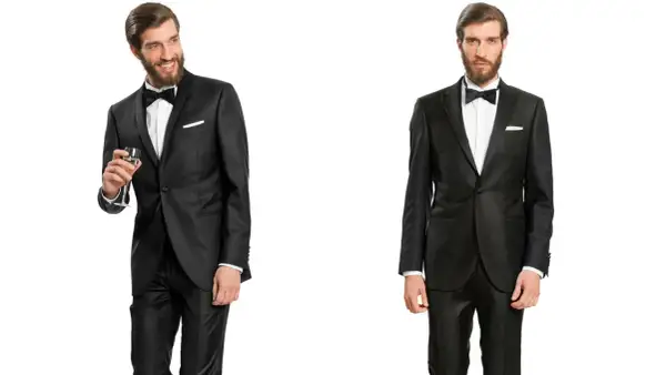 Uomo con tuxedo a sinistra, con bicchiere di champagne, e uomo con smoking a destra.