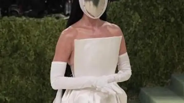 Katy Perry al Met Gala con un abito bianco futuristico e maschera argentata.