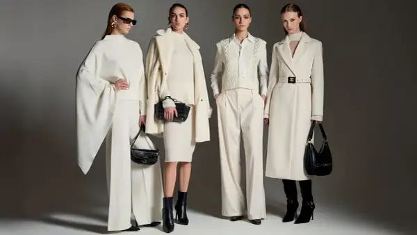 Quattro donne in eleganti outfit total white, perfetti per la vigilia di Natale.