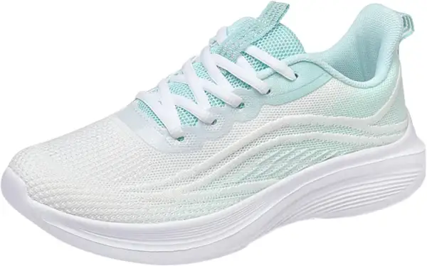 Scarpa da ginnastica bianca e azzurra, con lacci bianchi e suola spessa. Ideale per chi ha il piede largo e cerca comfort e stile.