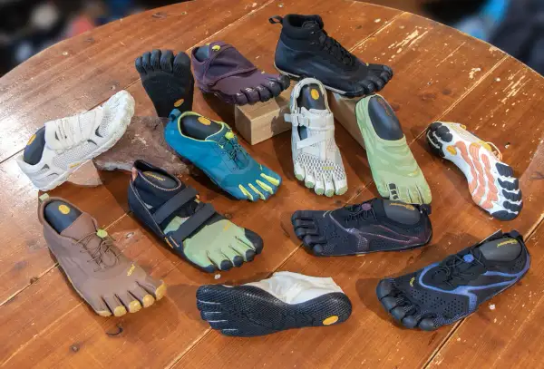 Una collezione di scarpe con dita a cosa servono: calzature minimaliste per un'esperienza di camminata naturale e un migliore contatto con il terreno.