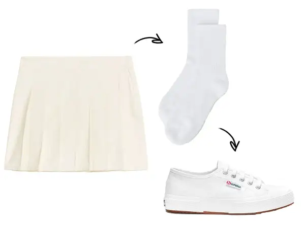 Gonna corta a pieghe color crema, calzini bianchi e sneakers Superga bianche: un outfit perfetto per ogni occasione.